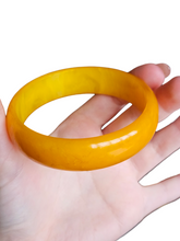 Load image into Gallery viewer, 1940s Semi Sheer Yellow Bakelite Bangle
