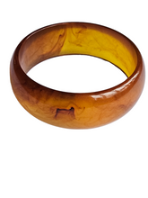 Load image into Gallery viewer, 1940s Chunky Inky Torty Bakelite Bangle
