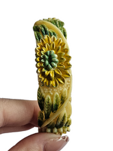 Load image into Gallery viewer, 1940s Yellow and Green Celluloid Floral Bangle
