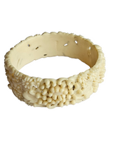 Load image into Gallery viewer, 1940s Cream Celluloid Flower Bangle
