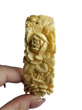 Load image into Gallery viewer, 1940s Chunky Celluloid Rose Bangle
