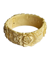 Load image into Gallery viewer, 1940s Chunky Celluloid Rose Bangle
