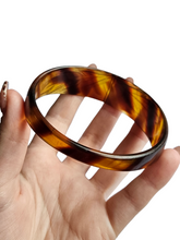 Load image into Gallery viewer, 1920s/1930s Carved Brown Graduated Bangle
