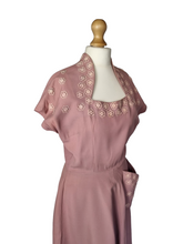 Load image into Gallery viewer, 1940s Dusky Pink Dress With Daisies
