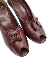Load image into Gallery viewer, 1940s Oxblood Dark Red Leather Court Shoes
