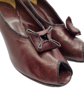 Load image into Gallery viewer, 1940s Oxblood Dark Red Leather Court Shoes
