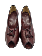 Load image into Gallery viewer, 1940s Oxblood Dark Red Leather Court Shoes
