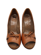 Load image into Gallery viewer, 1940s Tan Peep Toe Leather Court Shoes With Bow
