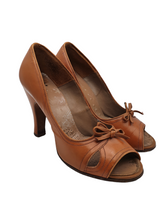 Load image into Gallery viewer, 1940s Tan Peep Toe Leather Court Shoes With Bow
