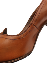 Load image into Gallery viewer, 1940s Tan Peep Toe Leather Court Shoes With Bow
