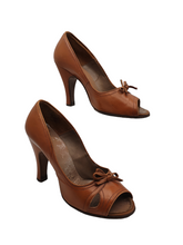 Load image into Gallery viewer, 1940s Tan Peep Toe Leather Court Shoes With Bow

