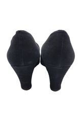 Load image into Gallery viewer, 1940s Navy Blue Suede Peep Toe Court Shoes
