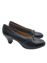 Load image into Gallery viewer, Late 1940s Black Leather Shoes With Bows
