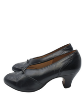 Load image into Gallery viewer, Late 1940s Black Leather Shoes With Bows

