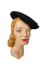 Load image into Gallery viewer, 1950s Black Hat With Arrow Detail
