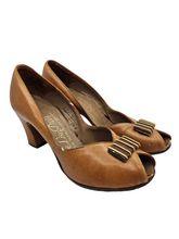 Load image into Gallery viewer, 1940s Cinnamon/Tan Leather Court Shoes
