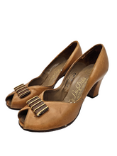 Load image into Gallery viewer, 1940s Cinnamon/Tan Leather Court Shoes
