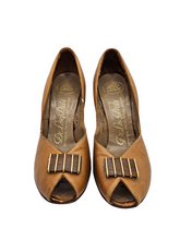 Load image into Gallery viewer, 1940s Cinnamon/Tan Leather Court Shoes
