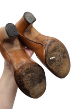 Load image into Gallery viewer, 1940s Cinnamon/Tan Leather Court Shoes
