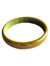 Load image into Gallery viewer, 1940s Pear Green Marbled Bakelite Bangle
