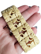 Load image into Gallery viewer, 1940s Carved Flower Stretchy Bracelet
