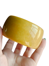 Load image into Gallery viewer, 1940s Fat Light Chartreuse Bakelite Bangle

