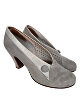 Load image into Gallery viewer, 1940s Pale Grey Suede Button Court Shoes
