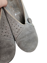 Load image into Gallery viewer, 1940s Pale Grey Suede Button Court Shoes
