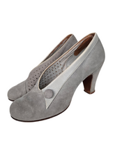 Load image into Gallery viewer, 1940s Pale Grey Suede Button Court Shoes
