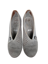 Load image into Gallery viewer, 1940s Pale Grey Suede Button Court Shoes
