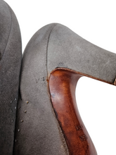 Load image into Gallery viewer, 1940s Pale Grey Suede Button Court Shoes
