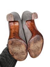 Load image into Gallery viewer, 1940s Pale Grey Suede Button Court Shoes
