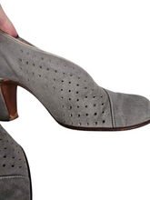 Load image into Gallery viewer, 1940s Pale Grey Suede Button Court Shoes
