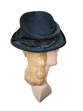 Load image into Gallery viewer, 1940s Black Felt Tilt Hat With Huge Feather
