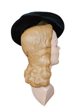 Load image into Gallery viewer, 1940s Black and Cream Straw/Raffia Tilt Hat
