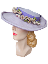 Load image into Gallery viewer, 1940s Lilac Straw/Raffia Hat With Flowers
