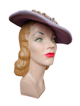 Load image into Gallery viewer, 1940s Lilac Straw/Raffia Hat With Flowers
