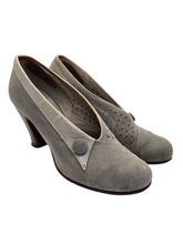 Load image into Gallery viewer, 1940s Pale Grey Suede Button Court Shoes
