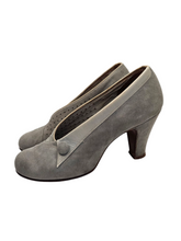 Load image into Gallery viewer, 1940s Pale Grey Suede Button Court Shoes
