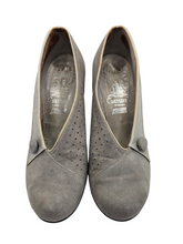 Load image into Gallery viewer, 1940s Pale Grey Suede Button Court Shoes
