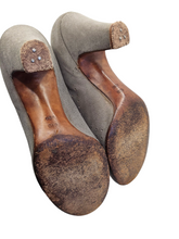 Load image into Gallery viewer, 1940s Pale Grey Suede Button Court Shoes
