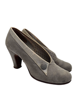 Load image into Gallery viewer, 1940s Pale Grey Suede Button Court Shoes
