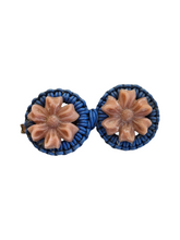 Load image into Gallery viewer, 1940s Pink and Blue Make Do and Mend Wirework Brooch
