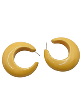 Load image into Gallery viewer, 1940s Buttermilk Yellow Bakelite Hoop Earrings
