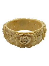 Load image into Gallery viewer, 1940s Chunky Celluloid Rose Bangle
