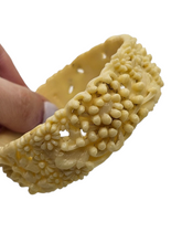 Load image into Gallery viewer, 1940s Cream Celluloid Flower Bangle
