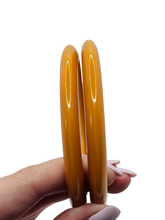 Load image into Gallery viewer, 1940s Bright Egg Yolk/Orange Saucer Matching Bakelite Bangle Set

