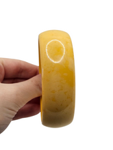 Load image into Gallery viewer, 1940s Beige/Yellow Mottled Bakelite Egg Bangle
