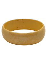 Load image into Gallery viewer, 1940s Beige/Yellow Mottled Bakelite Egg Bangle
