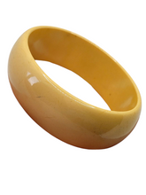 Load image into Gallery viewer, 1940s Beige/Yellow Mottled Bakelite Egg Bangle
